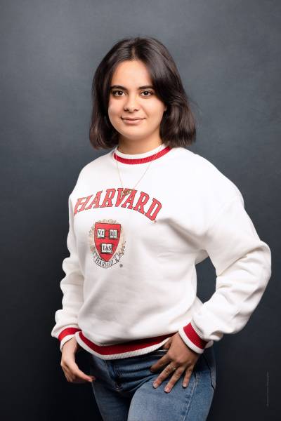 portrait de studio fond gris jeune femme jean et sweat type pour écoles ou grandes études 